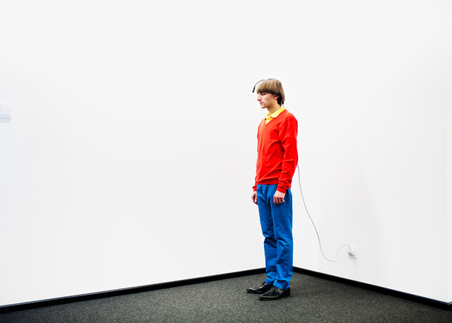 Neil Harbisson cargando el eyeborg