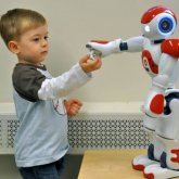 Niños autistas atienden más al robot que a humanos